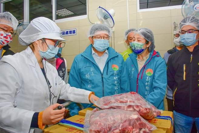 县长杨文科（中）到东兴国小厨房了解营养午餐食材验收流程，要求各校一律採用国产猪牛肉。（罗浚滨摄）