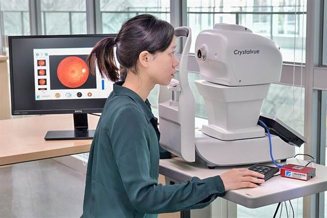 工研院「自助式辅助眼底摄影技术」提供一键式操作体验，以AI人工智慧自动识别眼底病况，可减轻医事检测人员的负担，同时协助偏乡眼科资源不足的的地区提升服务能量。（工研院提供／罗浚滨新竹传真）