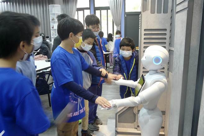 新竹市建華國中職探中心智能機器人互動體驗。（教育部提供／林志成台北傳真）