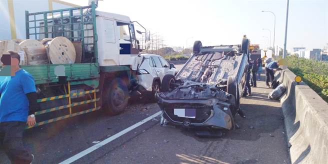 國道1號連環追撞，大貨車撞翻轎車後再追撞前車。（民眾提供／吳敏菁彰化傳真）