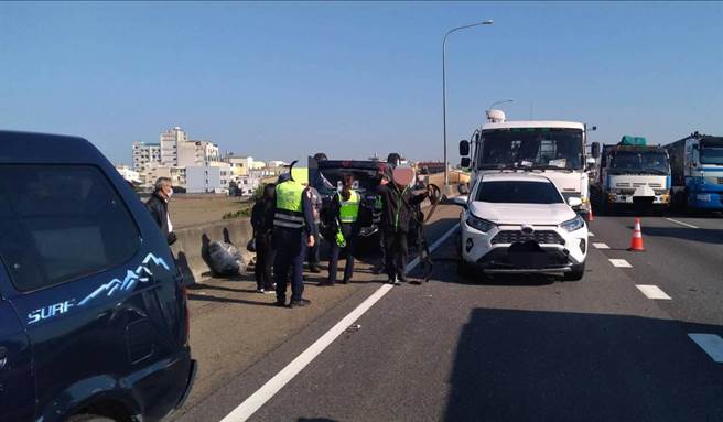 國道1號連環追撞，大貨車撞翻轎車後再追撞前車。（民眾提供／吳敏菁彰化傳真）