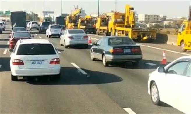 國道1號連環追撞，大貨車撞翻轎車後再追撞前車。（彰化踢爆網提供／吳敏菁彰化傳真）