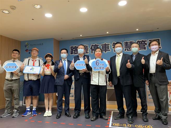 交通局長鍾鳴時今舉辦記者會宣布，試辦成效卓越將擴大推動，今日起汐止秀峰高中、板橋海山高中附幼上路，預計明年底前全市達32處、83條路段，共建置417格。（許哲瑗攝）