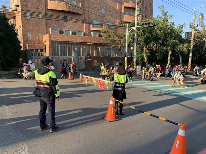 清水警分局派員前往轄內各國小執行交通疏導勤務。（清水警分局提供／陳淑娥台中傳真）