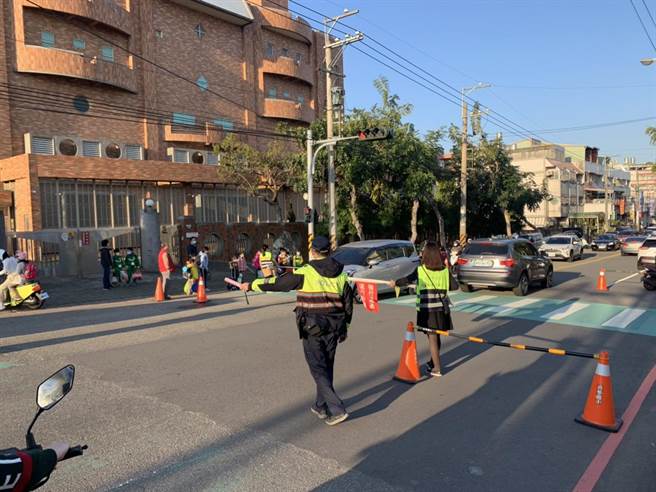 清水警分局派員前往轄內各國小執行交通疏導勤務。（清水警分局提供／陳淑娥台中傳真）