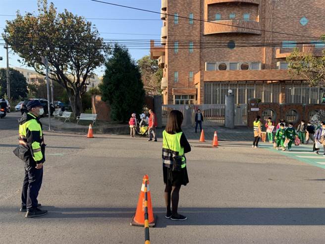 清水警分局派員前往轄內各國小執行交通疏導勤務。（清水警分局提供／陳淑娥台中傳真）
