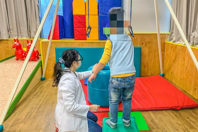 中医大新竹附医儿童职能物理治疗室，为身心疾病儿童做职能与物理治疗。（罗浚滨摄）