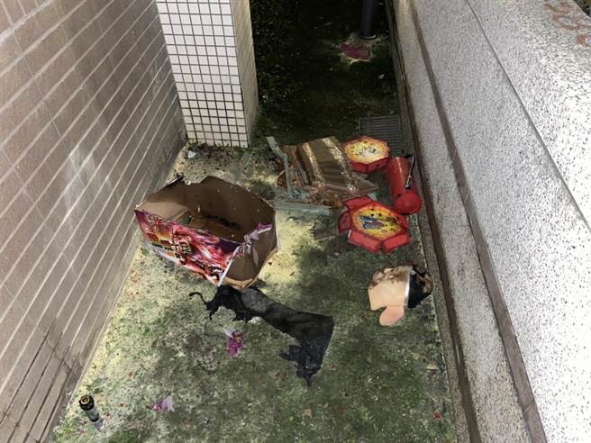 现场留下大批鞭炮及猪头面具，警消到场时火势被民眾自行扑灭，所幸并未酿灾。（翻摄画面／李俊淇新北传真）