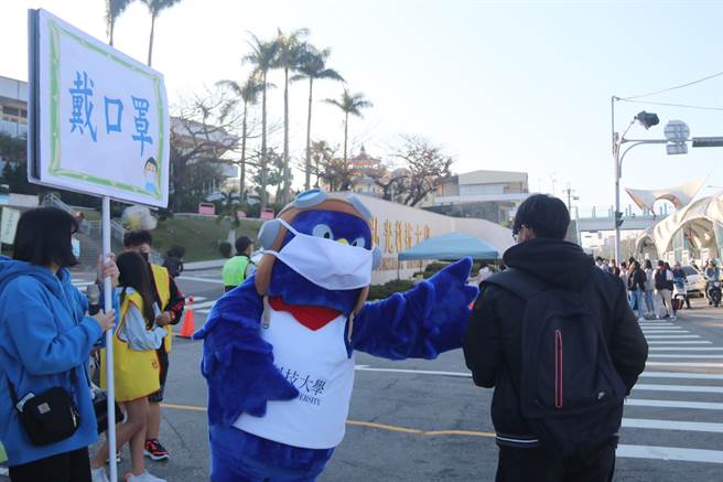 弘光開學日啟動防疫措施，獵鷹吉祥物戴口罩宣傳。（陳淑娥攝）