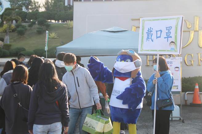 弘光開學日啟動防疫措施，獵鷹吉祥物戴口罩宣傳。（陳淑娥攝）