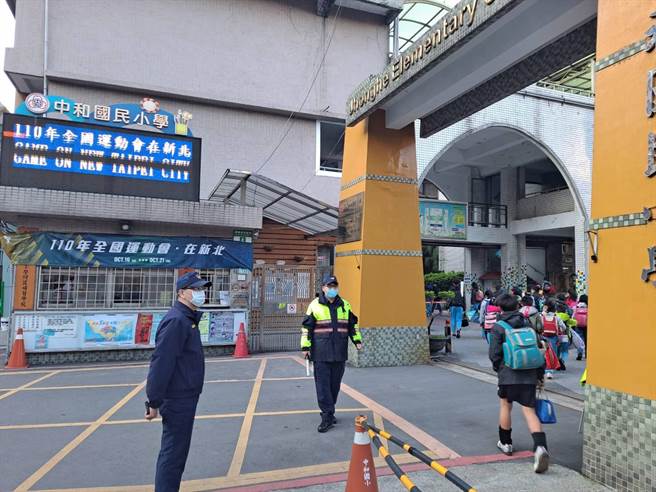 新北市各高中、国小、国小今（22日）开学，中和警分局即日起编排护童专责警力。（中和警分局提供）