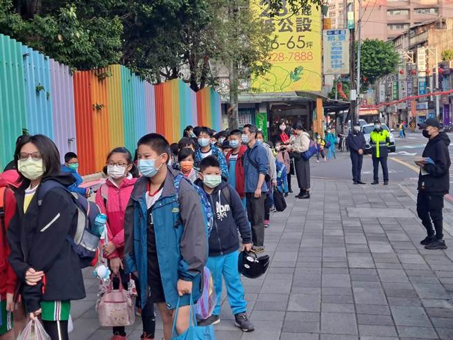 新北市各高中、国小、国小今（22日）开学，中和警分局即日起编排护童专责警力。（中和警分局提供）