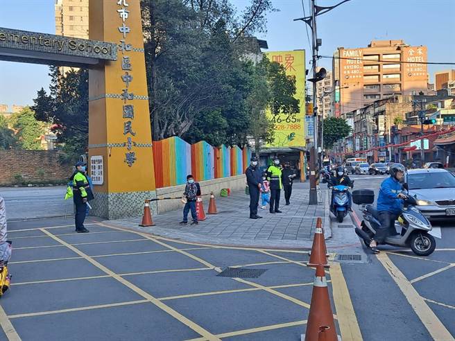 新北市各高中、国小、国小今（22日）开学，中和警分局即日起编排护童专责警力。（中和警分局提供）