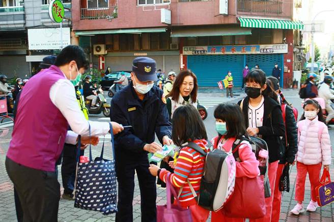 警一分局发送口罩盒与蜂鸣器，供学童使用。（警方提供／李宜杰台南传真）