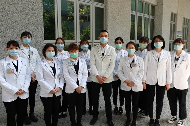 「营养师节」台中慈济医院营养科团队坚守岗位，照顾乡亲们的健康。（台中慈济医院提供／陈淑娥台中传真）