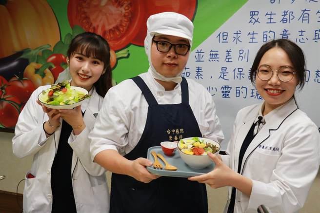 台中慈济庆祝营养师节教乡亲们制作做蔬食沙拉。（台中慈济医院提供／陈淑娥台中传真）