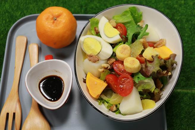 地中海式的生菜沙拉「巴萨米克油醋佐马兹瑞拉起司」烹调简单又方便，是一道富含多种营养的蔬食料里。（台中慈济医院提供／陈淑娥台中传真）