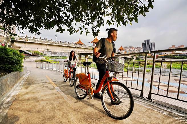 新北市三峡河自行车道近期完工，因应身障族群需求，在老街前广场和清水桥间新设无障碍斜坡道。（新北市水利局提供）
