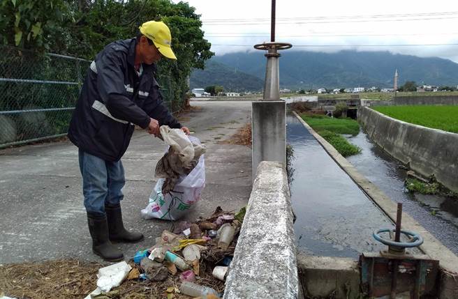 關山人工濕地入水口閘門經常堆滿垃圾，工作人員每天清理不完 。（台東縣環保局提供／莊哲權台東傳真）