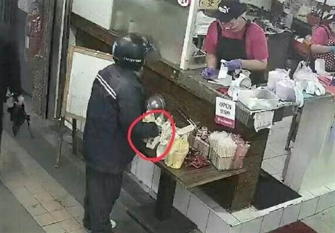 偷餐的女外送员。（图／翻摄自我是东湖人）