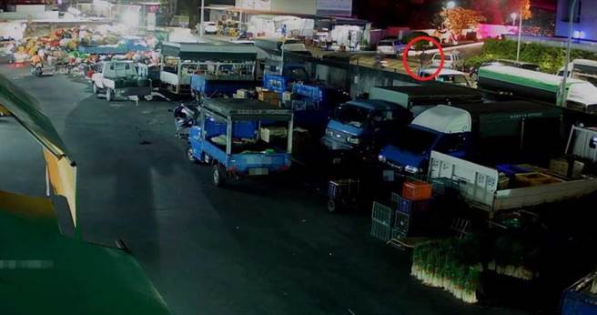 凤山一对夫妻到市场採买，没想到窃嫌将他们车上财物窃走，警方调阅监视器以车追人，逮到张姓无业毒犯。（图／翻摄画面）