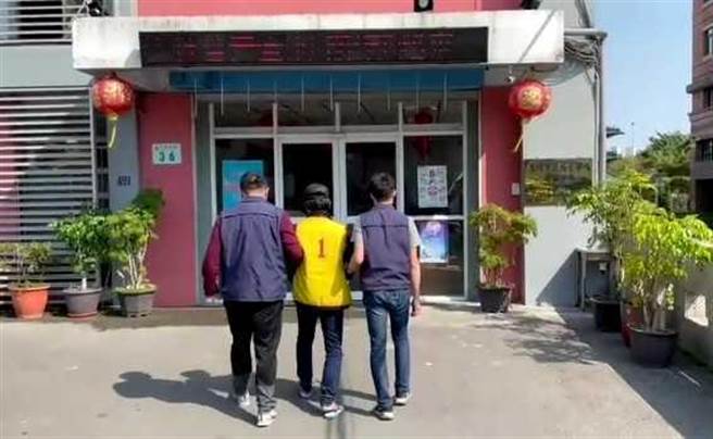 警方逮捕涉嫌重大的张嫌，他日前曾犯下毒品案，才刚出狱约半年，没想到恶行不改，再次犯下窃盗案，警方将他移送法办。（图／翻摄画面）