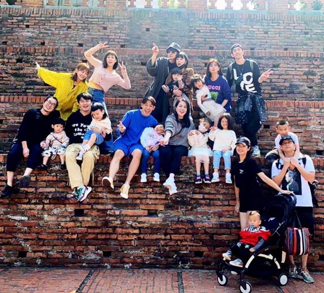 左边数来第一个黄衣女为陈意涵，黑衣眼镜男为她的丈夫许富翔，抱着2岁儿小初。（图／FB@贾静雯）