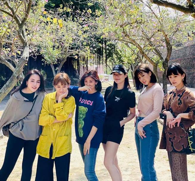 6个明星家庭的妈妈各个漂亮窈窕。（图／FB@贾静雯）