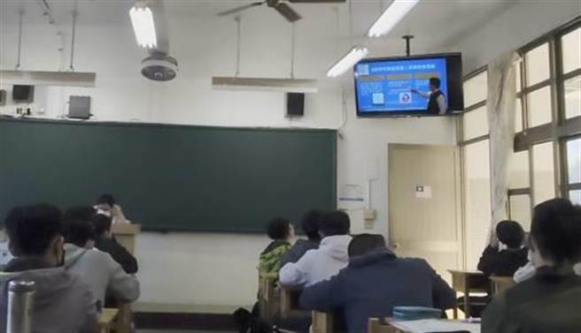 彰化高中線上開學典禮，師生進棚成為直播主。（彰化高中提供／吳敏菁彰化傳真）