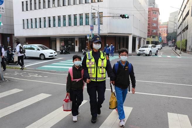 板桥分局警员黄美月今执行护童勤务。（新北市板桥警分局提供）