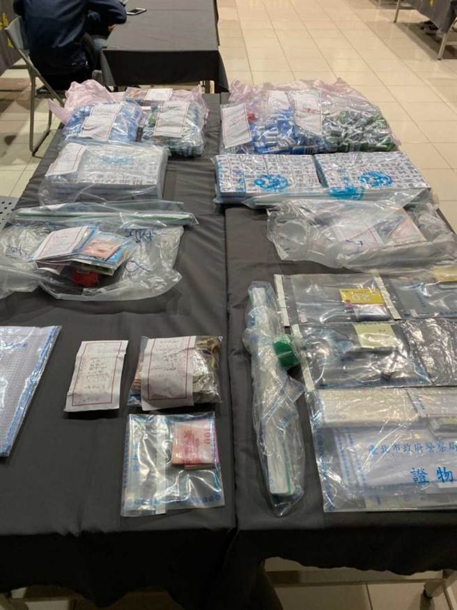 警方於現場查扣賭金、監視器、收銀機、記帳表等證物。（圖／翻攝畫面）