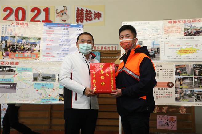 侯友宜22日前往三重清洁队慰问，致谢三重区清洁队长谢瑞鸿（右）。（戴上容摄）