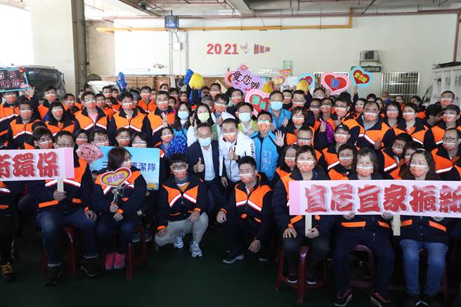 侯友宜22日前往三重清洁队慰问，到场后关心现场每位队员身体状况（戴上容摄）