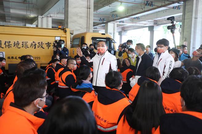 侯友宜22日前往三重清洁队慰问，到场后关心现场每位队员身体状况（戴上容摄）
