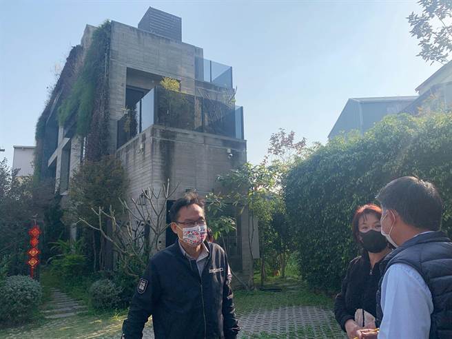 市议员张耀中(左)接获民眾爆料前往会勘，要求市府应为民喉舌，要求NCC不应核准让全民公敌设置。(市议员张耀中服务处提供／陈世宗台中传真)