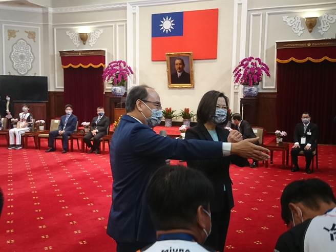 統一獅應邀拜訪總統府，領隊蘇泰安（左）為蔡英文總統（右）逐一介紹隊職員。（廖德修攝）