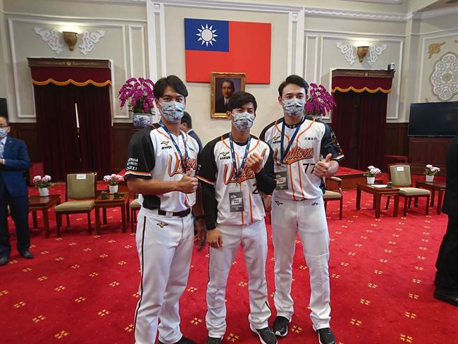 統一獅「外野三帥」蘇智傑（左起）、陳傑憲、林安可。（廖德修攝） 