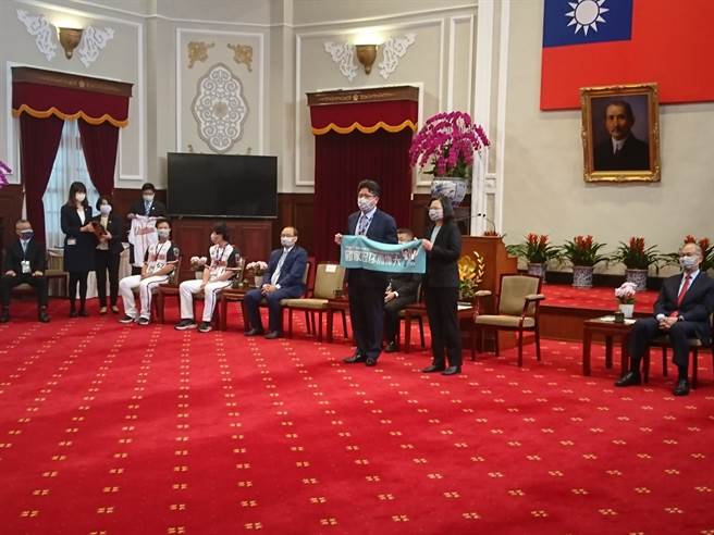 統一獅拜訪總統府，總統蔡英文（右）親自接見，並致贈「國家因你而偉大」方巾，由球團董事長凃忠正代表接受。（廖德修攝）