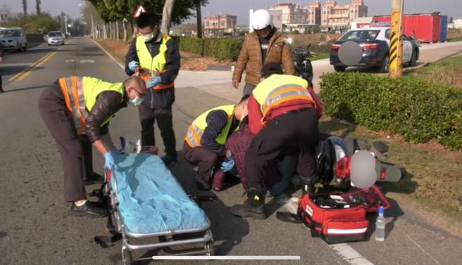 金門環島北路瓊林風獅爺景點一帶今（22）日上午發生2輛機車擦撞事故現場之一。（警方提供）