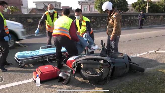 金門環島北路瓊林風獅爺景點一帶今（22）日上午發生2輛機車擦撞事故現場之二。（警方提供）