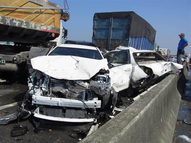 西滨快速道路20车2死车祸，场面骇人。（中时资料照 张朝欣摄）