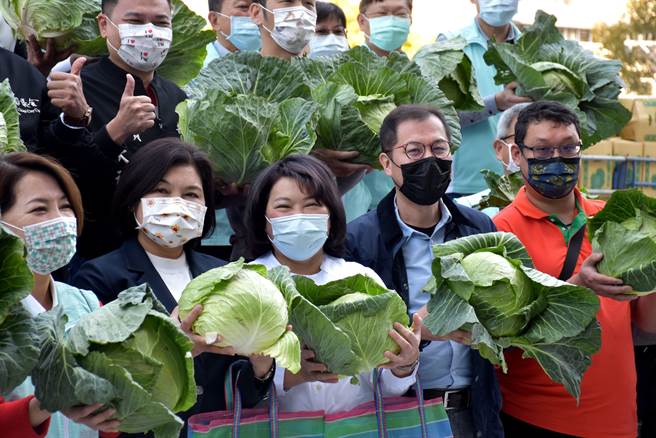 嘉义市政府与云林县政府支持国产高丽菜，以实际行动协助农友度难关，今22日在嘉市府办「义起挺农民」记者会。（吕妍庭摄）