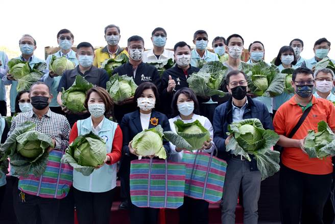 嘉义市政府与云林县政府支持国产高丽菜，以实际行动协助农友度难关，今22日在嘉市府办「义起挺农民」记者会。（吕妍庭摄）