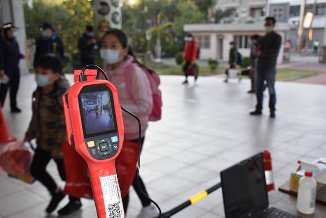 新南国小准备体温自动量测器，快速检测学生体温。（谢明俊摄）