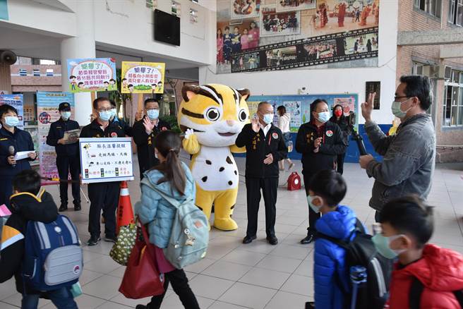 苗栗县长徐耀昌率领警察局长、教育处长等人到新南国小欢迎小朋友开学。（谢明俊摄）