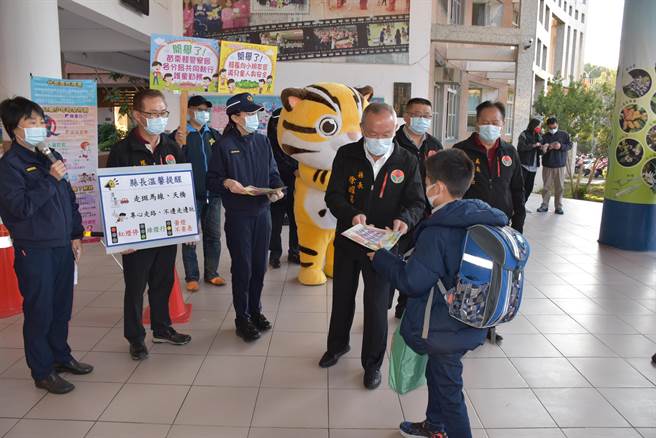 苗栗县长徐耀昌一一发送自我保护宣导品给小朋友们参考。（谢明俊摄）