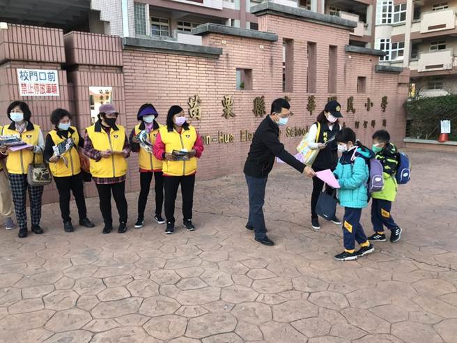 苗栗警察分局為加強學童校園安全之維護，在轄區各小學實施護童勤務及分送婦幼安全守則宣傳單。（警方提供／何冠嫻苗栗傳真）