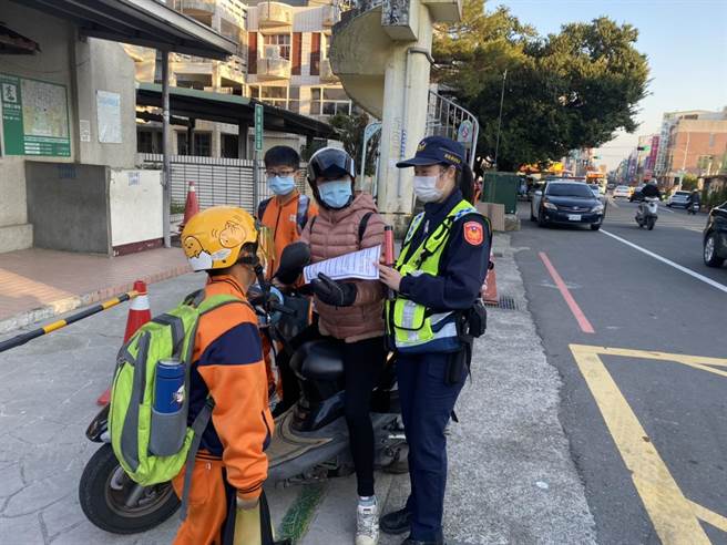 苗栗警察分局為加強學童校園安全之維護，22日在轄區各小學實施護童勤務及分送婦幼安全守則宣傳單。（警方提供／何冠嫻苗栗傳真）