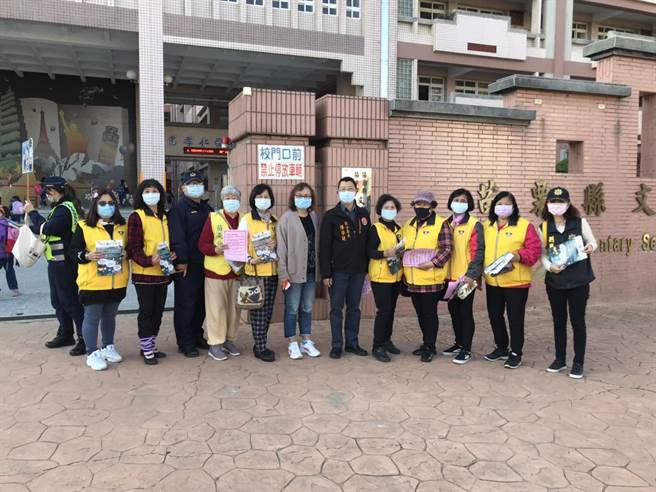 國民小學學生22日開學，苗栗警察分局為加強學童校園安全維護，在轄區各小學實施護童勤務及分送婦幼安全守則宣傳單。（警方提供／何冠嫻苗栗傳真）