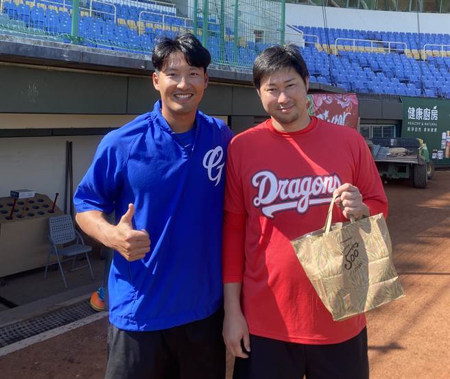 富邦悍将外野手林哲瑄（左）赛前与味全龙日籍洋投田泽纯一相见欢。（林哲瑄提供）
